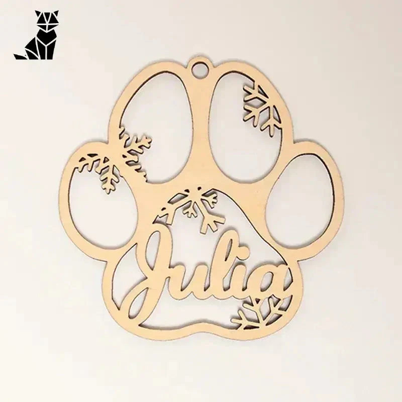 Gros plan d’une patte de chien avec ’hello’ sur une boule de Noël personnalisée, décoration unique de Noël