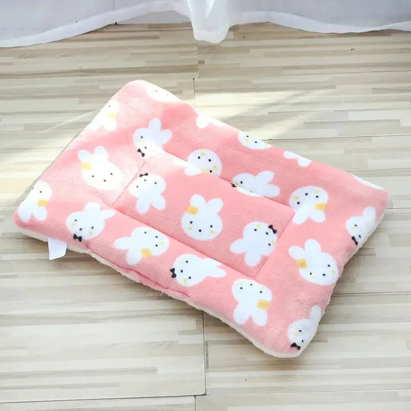 Tapis doux Warmth Welcome : Chat blanc faisant la sieste sur un tapis doux rose et blanc, parfait pour le confort des animaux de compagnie
