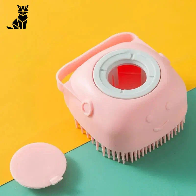 DouceurPelage™ Brosse de Toilettage Rose avec Contenant Rose sur Surface Jaune et Verte