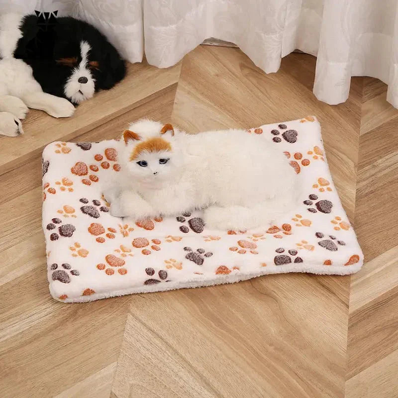 Chat couché sur une couverture en flanelle douce pour un confort optimal dans un lit de couverture pour chien