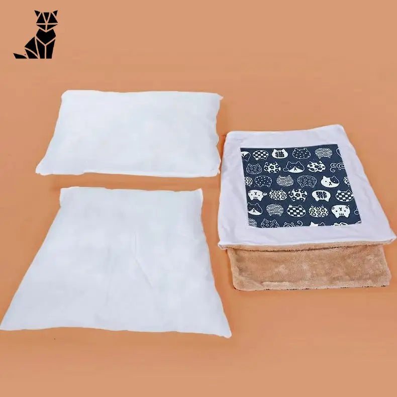 Espace douillet pour les chats : Des oreillers doux et une couverture chaude sur la table pour le confort de votre animal