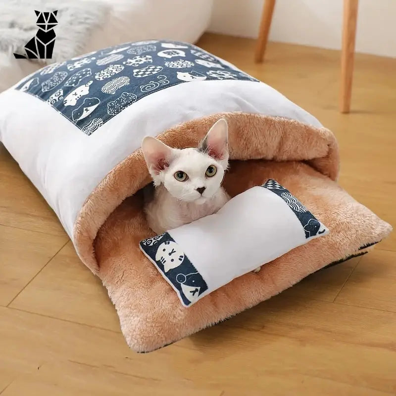 Un chat se repose sous une couverture douce avec Cozy Space for Cats - Confort et Élégance