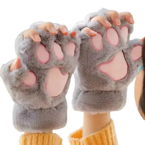 Femme tenant des gants en polaire corail - doux gants avec des pattes grises et roses Transparent Background