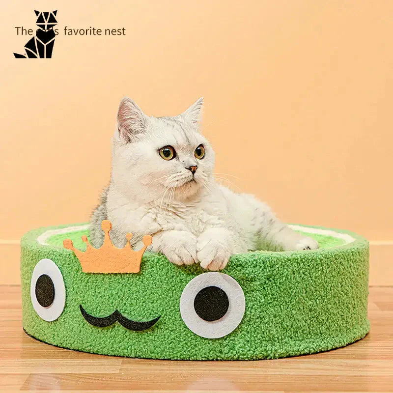 Chat assis dans un lit vert sur le Chic Cat Scratching Post - parfait pour le confort de votre animal de compagnie et des animaux