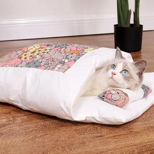 Chat couché sur le lit en coton Cozy Star, un oreiller confortable pour votre ami félin