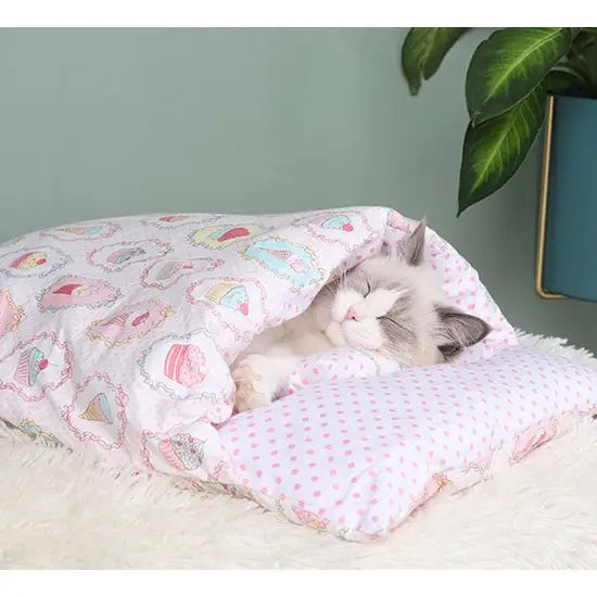 Chat dormant dans le lit en coton Cozy Star pour chats, rose et blanc éclairé douillet