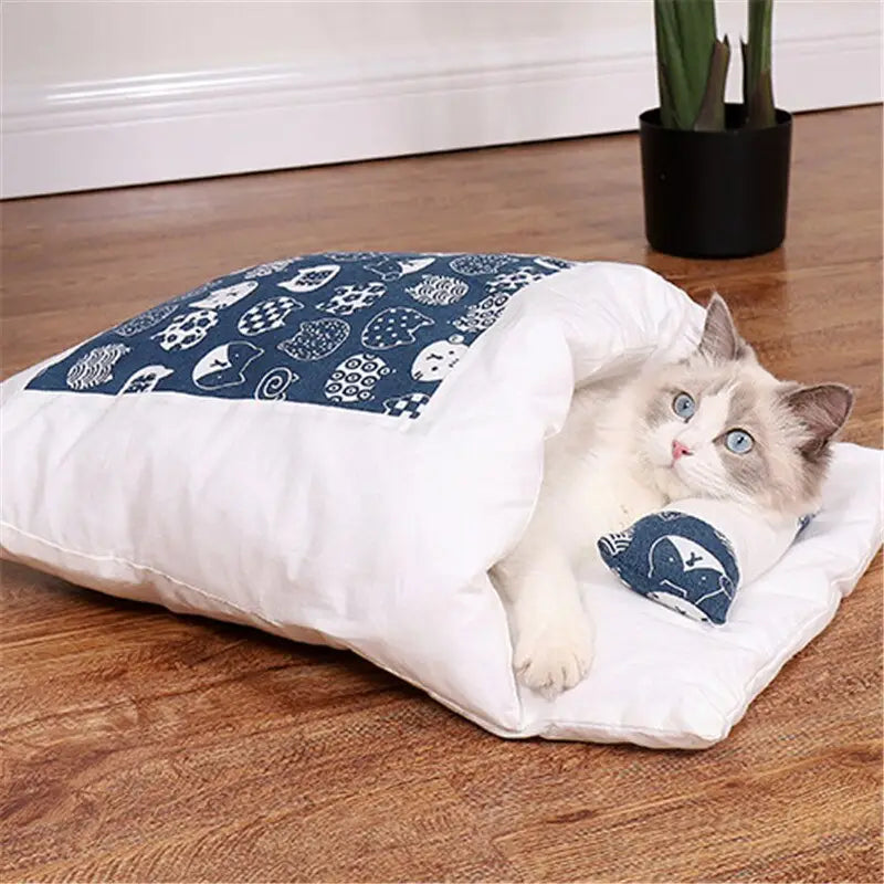 Chat se prélassant sur Cozy Star Cotton Bed, lit douillet pour un confort ultime