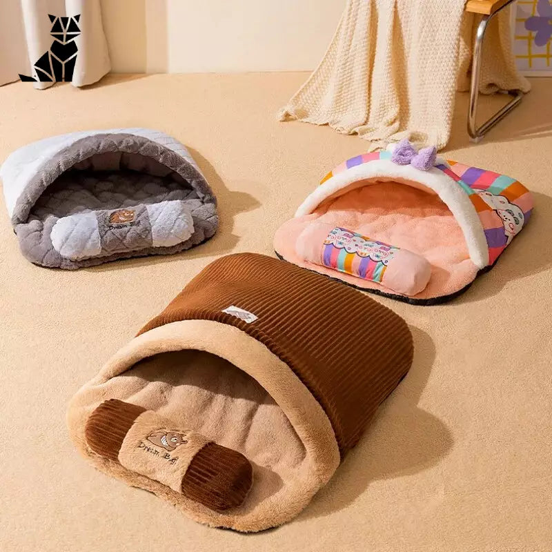 Trois petits lits pour chiens sur le sol, le lit Cozy Winter Cat Bed offre des options de couchage pour les animaux de compagnie