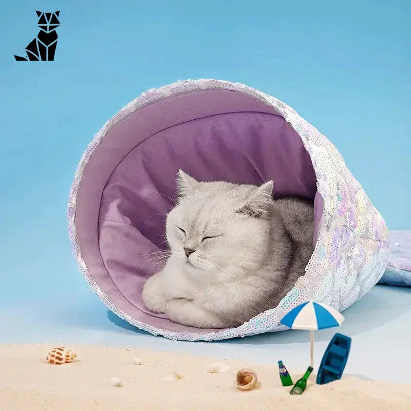 Chat dormant dans un tunnel Cozy Polyvinyl Chloride Cat Bed sur la plage