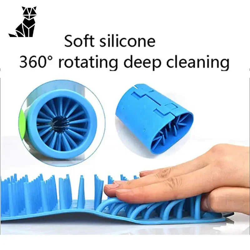 Nettoyeur de pattes de chien en silicone souple avec éventail en plastique bleu tenu à la main