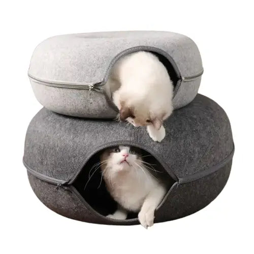 Chat appréciant le Cozy Cat Kennel - lit gris, douillet, et parfait pour les repos félins Transparent Background