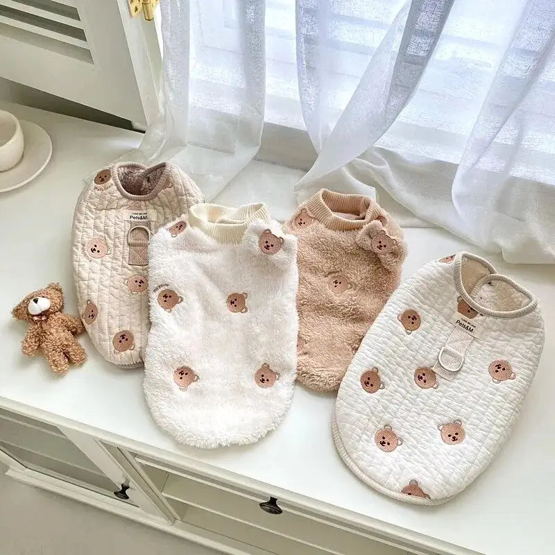 Photo : Chaussures mignonnes pour bébé avec ours en peluche, associées à un pull ours polaire pour chiens