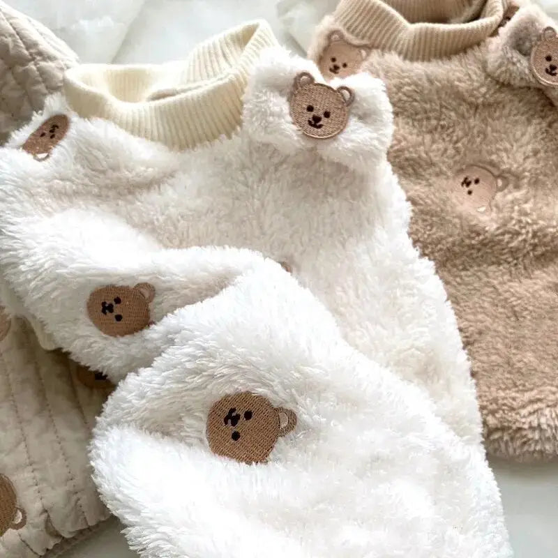 Pull Ours polaire pour chiens avec chaussures de bébé affichant de mignons ours en peluche