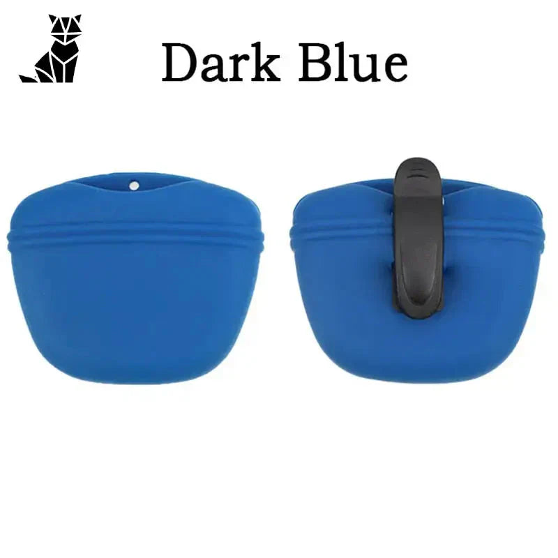 Bouchons d’oreilles en silicone bleu foncé pour le dressage à côté d’un sac de dressage pour chiens avec des friandises