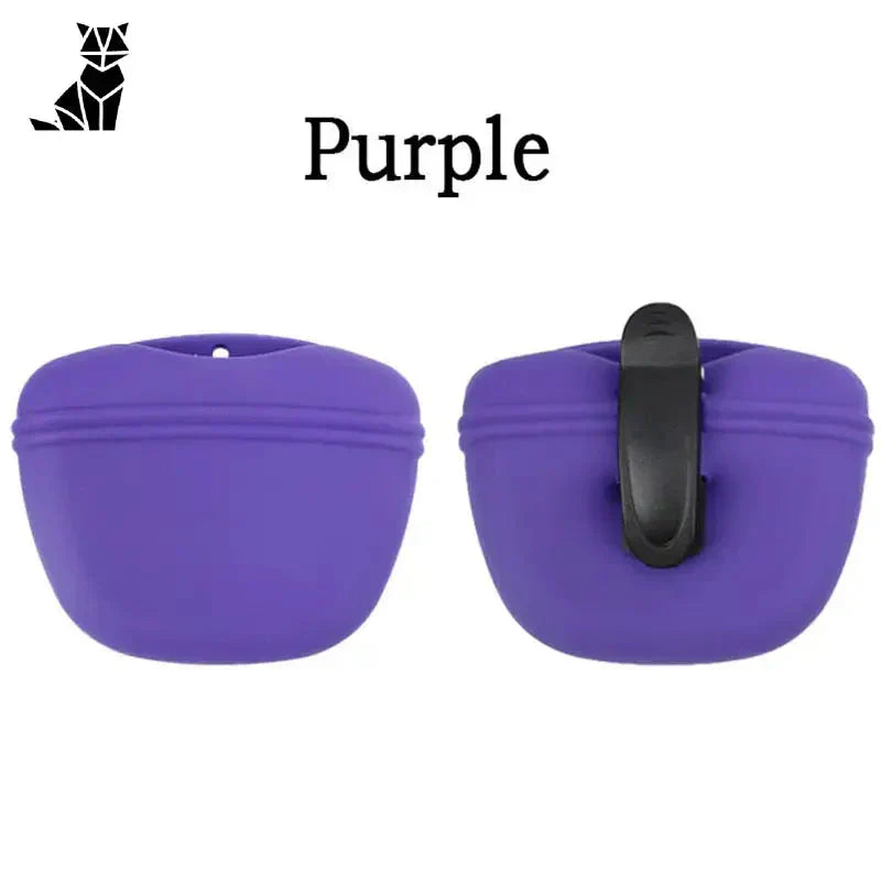 Anneau en silicone violet dans un sac de dressage pour chien avec des friandises à portée de main pour dressage chien friandises