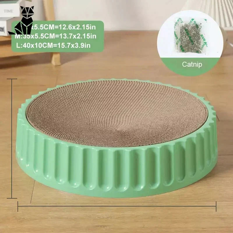 Gros plan d’un tapis griffoir rond en papier ondulé pour chats sur un plancher en bois